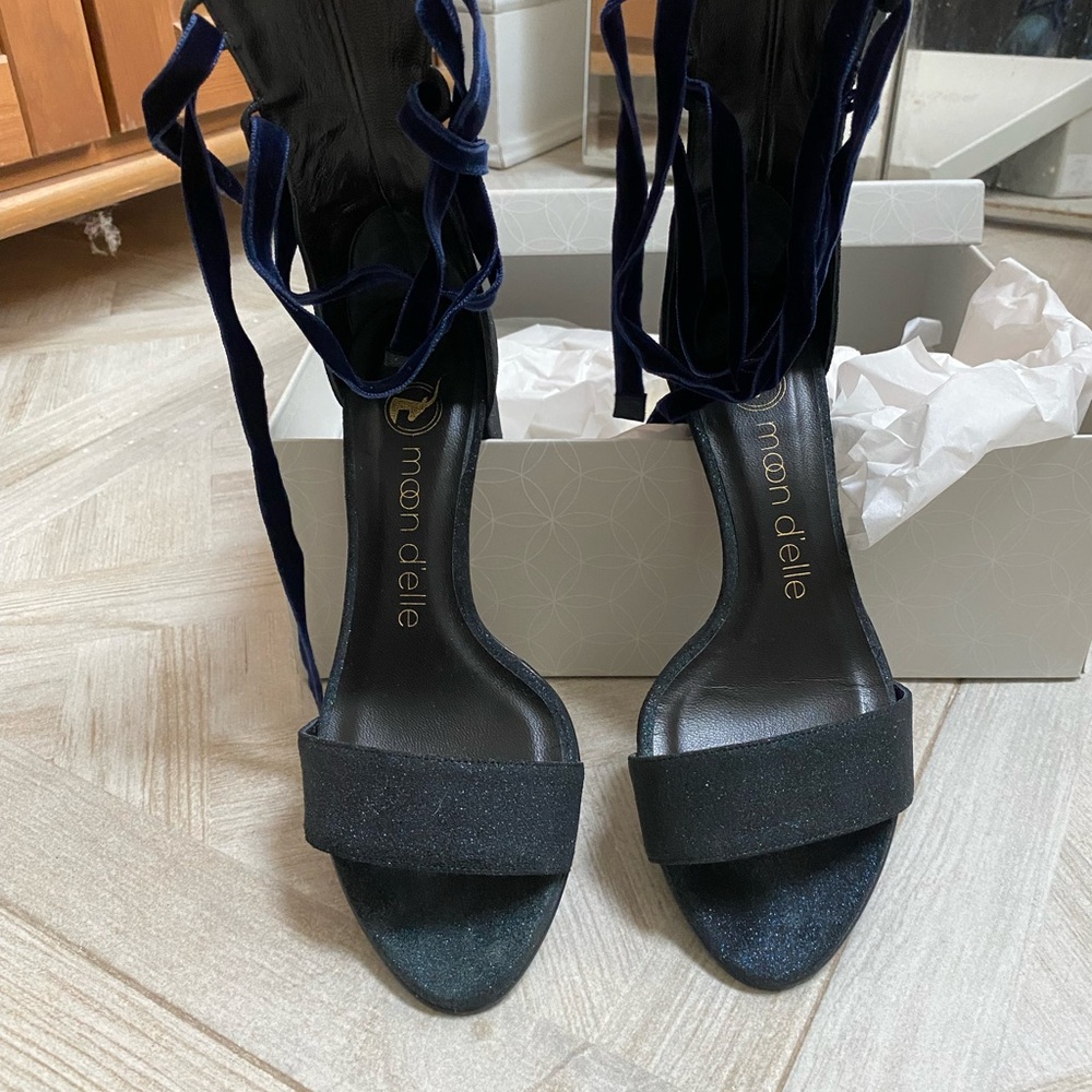 Moon D’elle Elegant navy block  Heels with velvet ties
